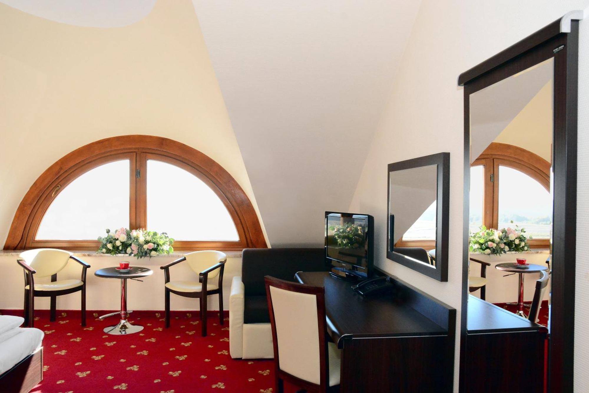 Hotel Swietokrzyski Dwor ノバ・スウピア エクステリア 写真