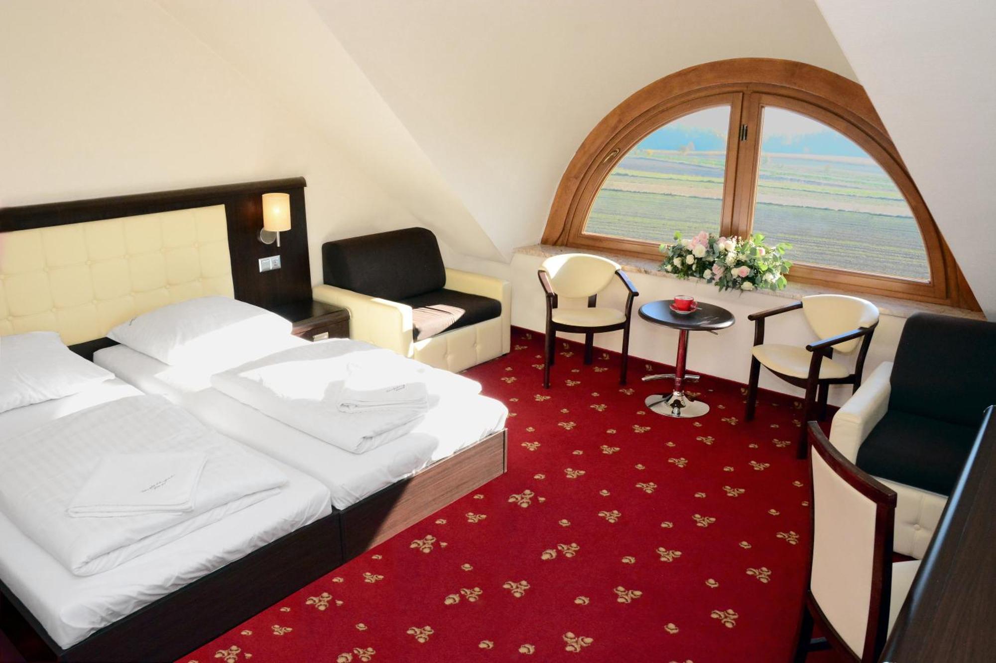 Hotel Swietokrzyski Dwor ノバ・スウピア エクステリア 写真